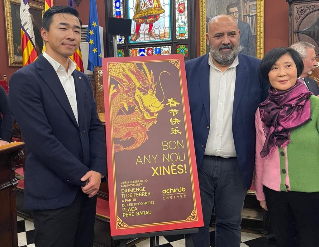 ACHINIB presenta al alcalde de Palma el cartel del Año Nuevo chino
