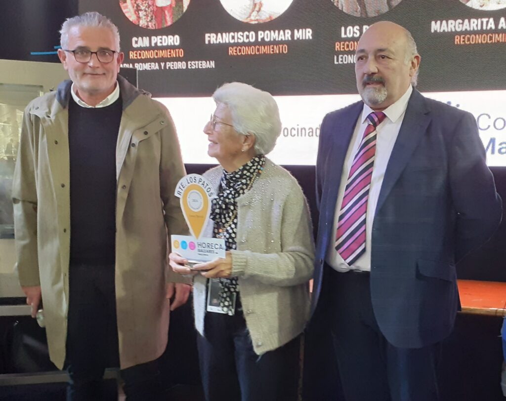 Fira Horeca. César Amable entrega el galardón a Leonor Barceló del Restaurant Los Patos