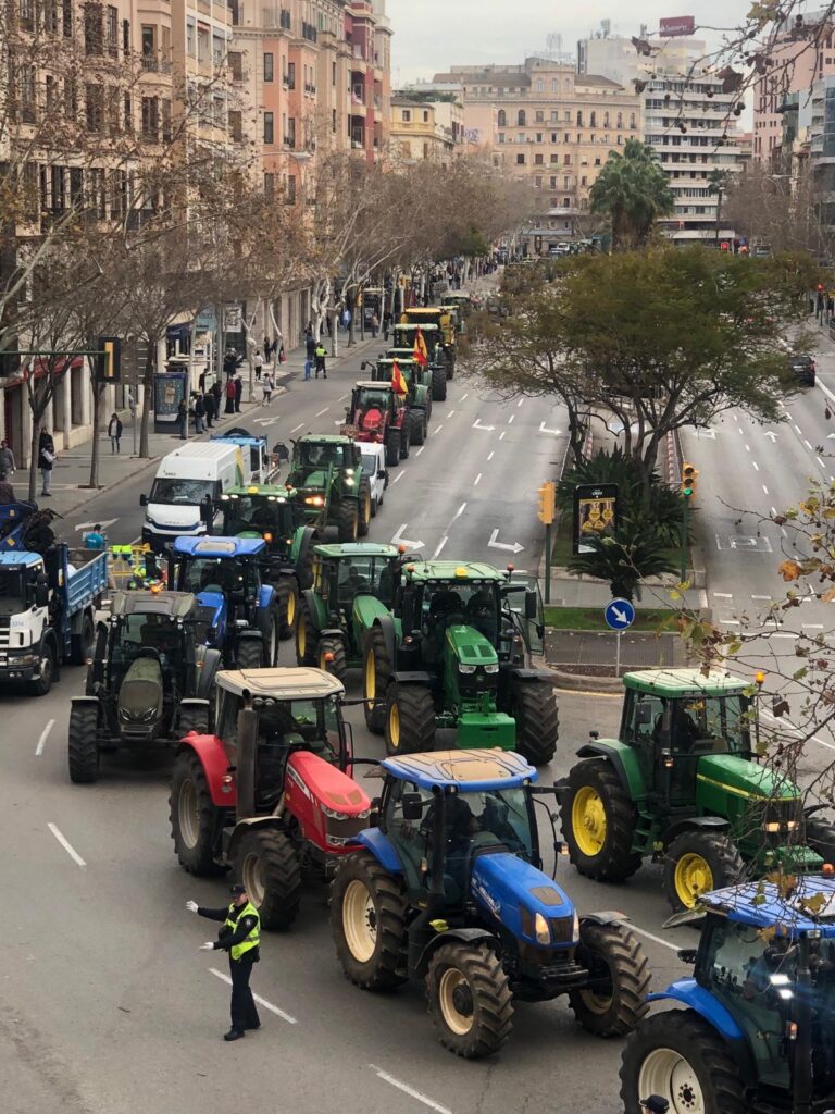300 tractores llenan Palma. Miquel Coll (APAEMA): «La solución es más agroecología»