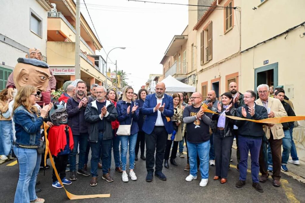 La VIII Fira del Llonguet supera el mal tiempo y reparte 14.000 llonguets en es Pil·larí