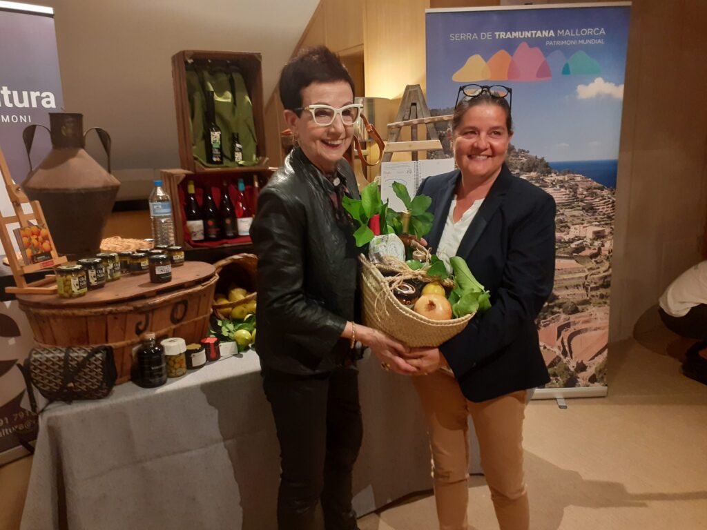 Carme Ruscalleda recibe una cesta de productos de la Serra de Tramuntana