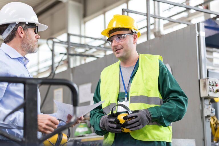 Técnico de prevención asesorando a un trabajador en el puesto